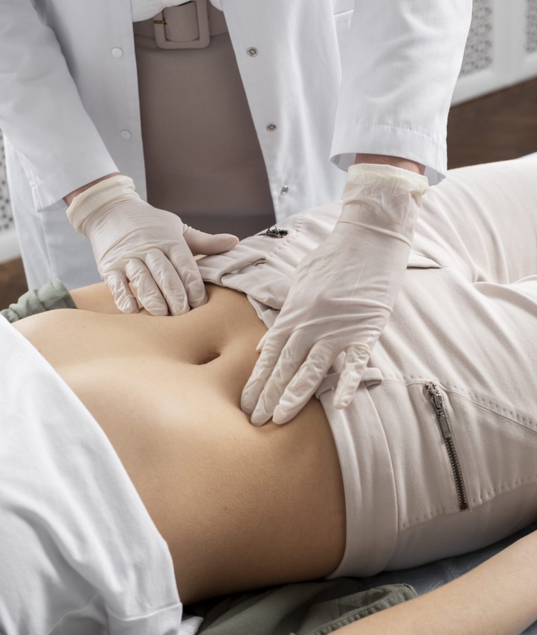 doctor-de-alto-angulo-revisando-paciente